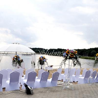 Kolorowe kompozycje kwiatowe ze słonecznikami w wysokich stojakach