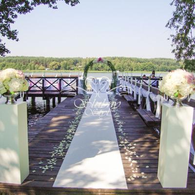 Wystrój na pomoście na uroczystość zaślubin