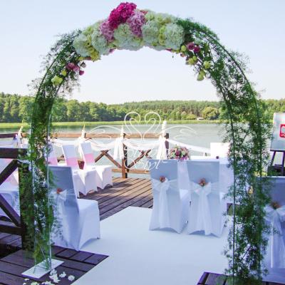 Udekorowana bramka ślubna 