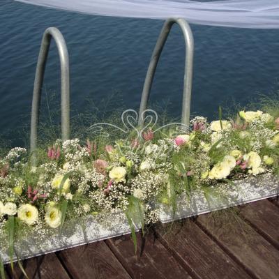 Kwiaty w rynnie nad jeziorem w Chomiąży Szlacheckiej