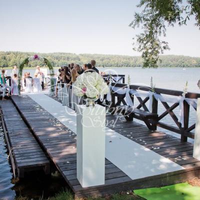 Kwiaty w eleganckiej misie na nóżce na białych kolumnach