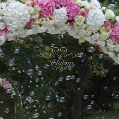 Bramka ślubna w hortensjach