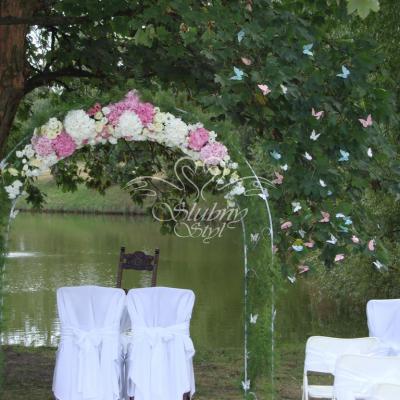 Papierowe motyle na drzewie