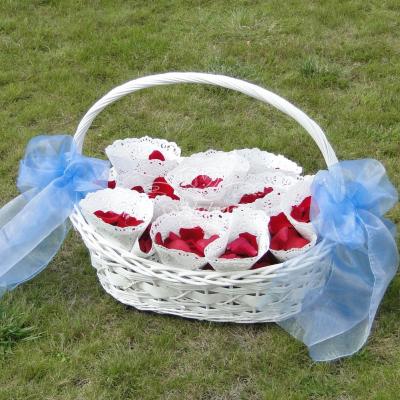 Koszyk z płatkami żywych róż do posypania Młodej Pary