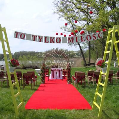 Dekoracyjne drabiny na ślub plenerowy