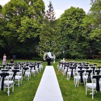 Dekoracja białych krzeseł plenerowych czarną szarfą