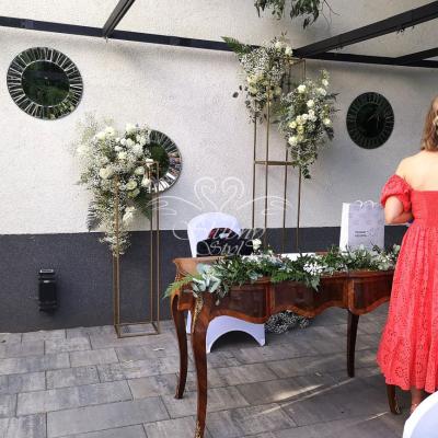 Dekoracja złotych stelaży na ślub plenerowy