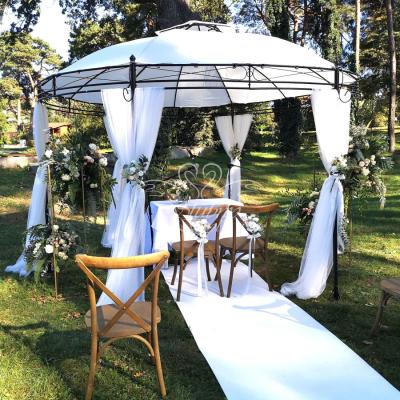 Dekoracja altany na ślub cywilny w plenerze