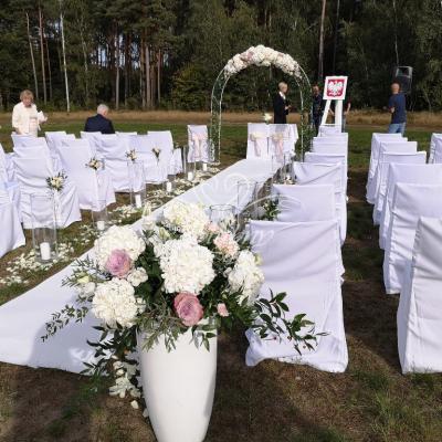 Dekoracje żywymi kwiatami w plenerze