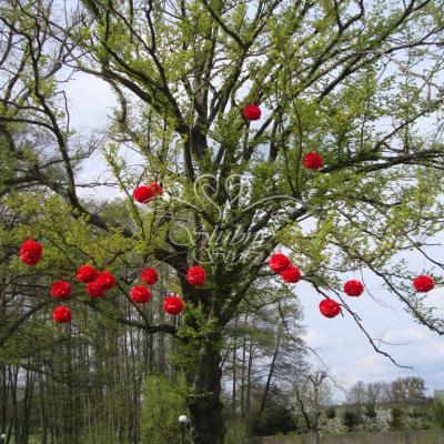 Dekoracja drzewa pomponami