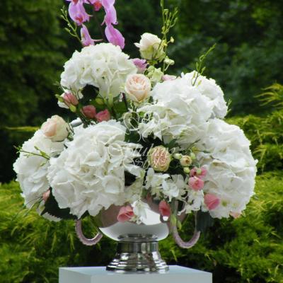 Przepiękna srebrna misa na nodze  z żywymi kwiatami : hortensjami, storczykami i różami