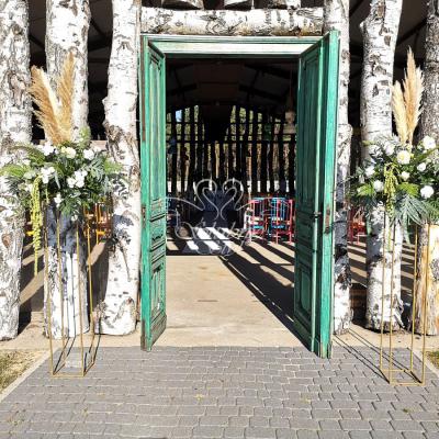 Dekorcaje ślubne na wysokich złotych stojakach Zajazd w Białej