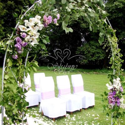 Storczyki w dekoracji bramki ślubnej