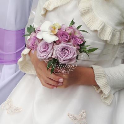 Druhna z bukiecikiem w kolorze lawendy