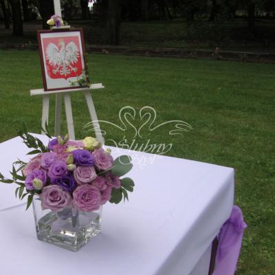 Kwiaty w szkle na stole urzędnika