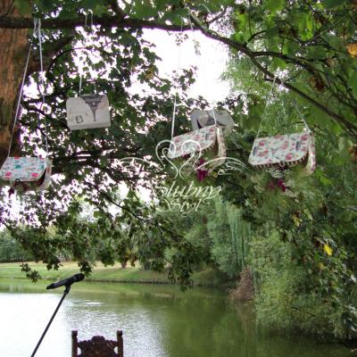 Dekoracja gałęzi drzewa ozdobnymi walizkami z żywymi kwiatami