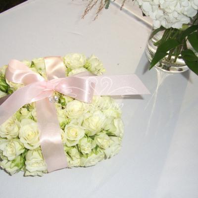 Poduszka na obrączki z gałązkowych żywych różyczek