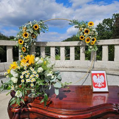 Dekoracja okrągłej bramki ślubnej słonecznikami - Wąsowo