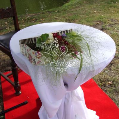 Świeży bukiet kwiatów celozji i prosa w kolorowej walizce