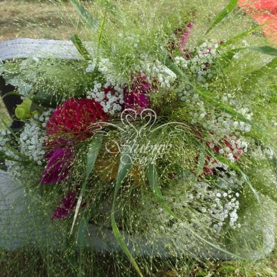 Kolorowy bukiet z celozji i gipsówki w towarzystwie prosa