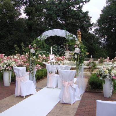 Wystrój w kolorach różu i bieli