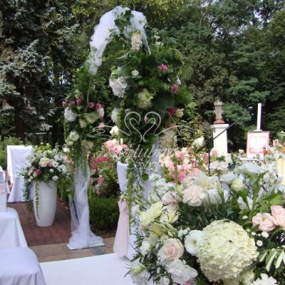 Duże kompozycje kwiatowe w plenerze