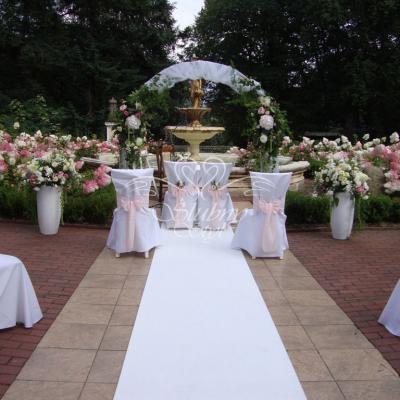 Bramka kwiatowa z białym delikatnym materiałem