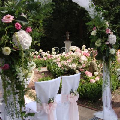 Dekoracyjne krzesła Młodej Pary na białym dywanie