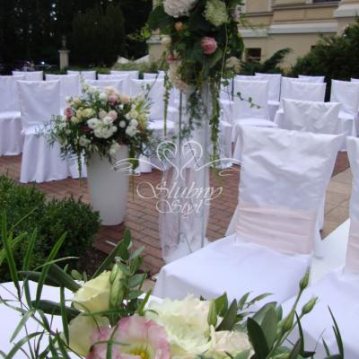 Pokrowce ślubne z pudrowo różową kokardą