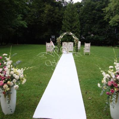 Uroczystość ślubna w otoczeniu zieleni - ślub cywilny na powietrzu