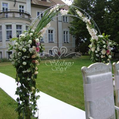 Długi biały dywan do ślubu