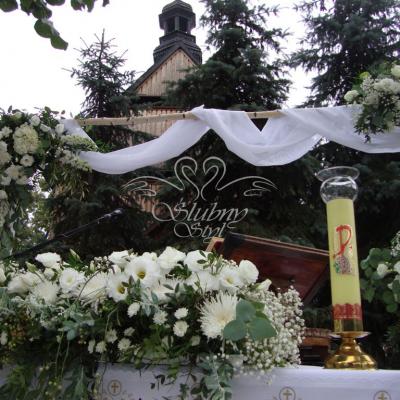 Ślub kościelny plenerowy dekoracja ołtarzaŚlub na świeżym powietrzu kościelny