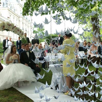 Kurtyna z żurawi zwisająca nad stawem - ślub jak z bajki