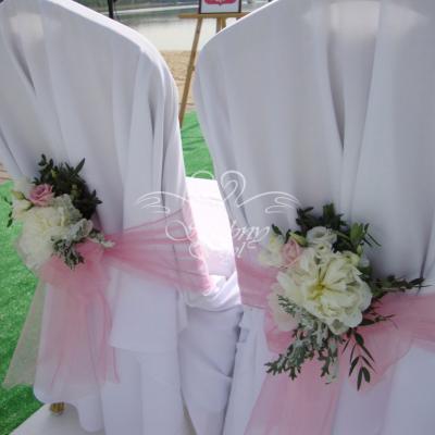 Romantyczne udekorowanie krzeseł Młodej Pary bukiecikami z żywych kwiatów