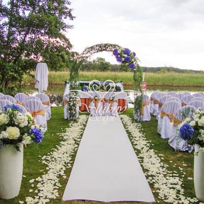 Biały dywan w plenerze