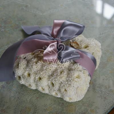 Poduszka z żywych kwiatów na obrączki