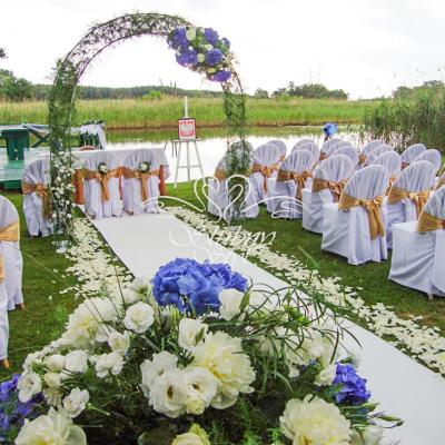 Ślub w plenerze dekoracje kwiatowe