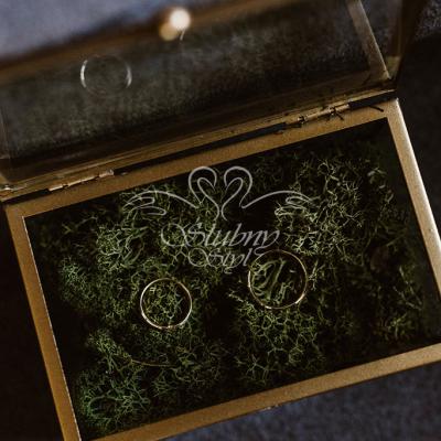 Ślub na świeżym powietrzu Spalarnia w Puszczykowie - obrączki w szklanej szkatułce na mchu trendy