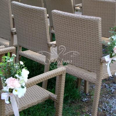 Ślub w plenerze dekoracja krzeseł