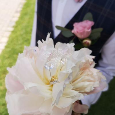 Wyjątkowe podanie obrączek na kwiatku piwonii - Bagatelka