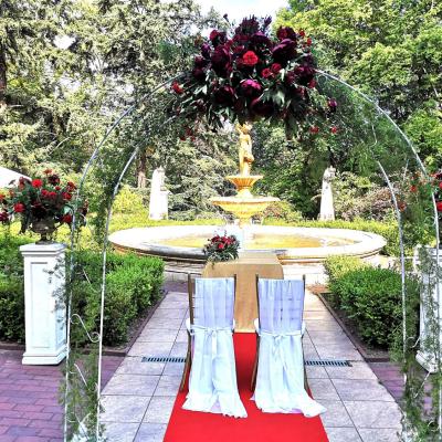 Kompozycje w złotych wazach na kolumnach - Zamek Biedrusko