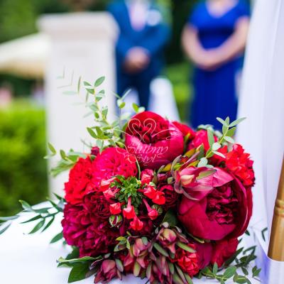 Bukiet ślubny w kolorach bordo na slub w plenerze - Zamek Biedrusko