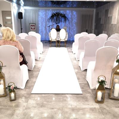 Złote latarenki na ślub z dekoracją kwiatową - ślub poza USC w Glamour w Przeźmierowie