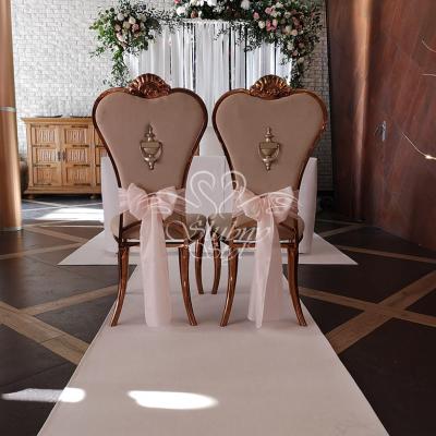 Bramka ślubna z żywymi kwiatami i ozdobnymi paskami materiału