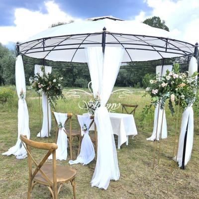 Dekoracyjna altana na ślub w plenerze