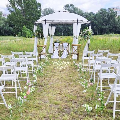 Dekoracyjne kwiaty na ślub plenerowy