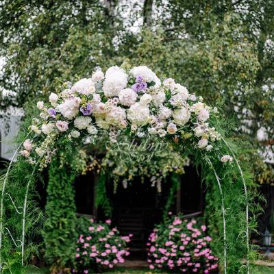 Łuk ślubny w przepięknych kwiatach