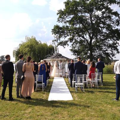 Biały dywan na ślub w plenerze nad jeziorem Strykowskim