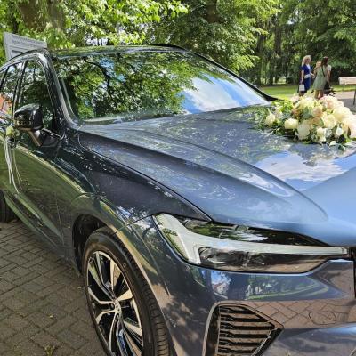 Delikatna dekoracja auta na ślub