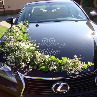 Dekoracja samochodu na ślub girlandą z bluszczu i gipsówki
